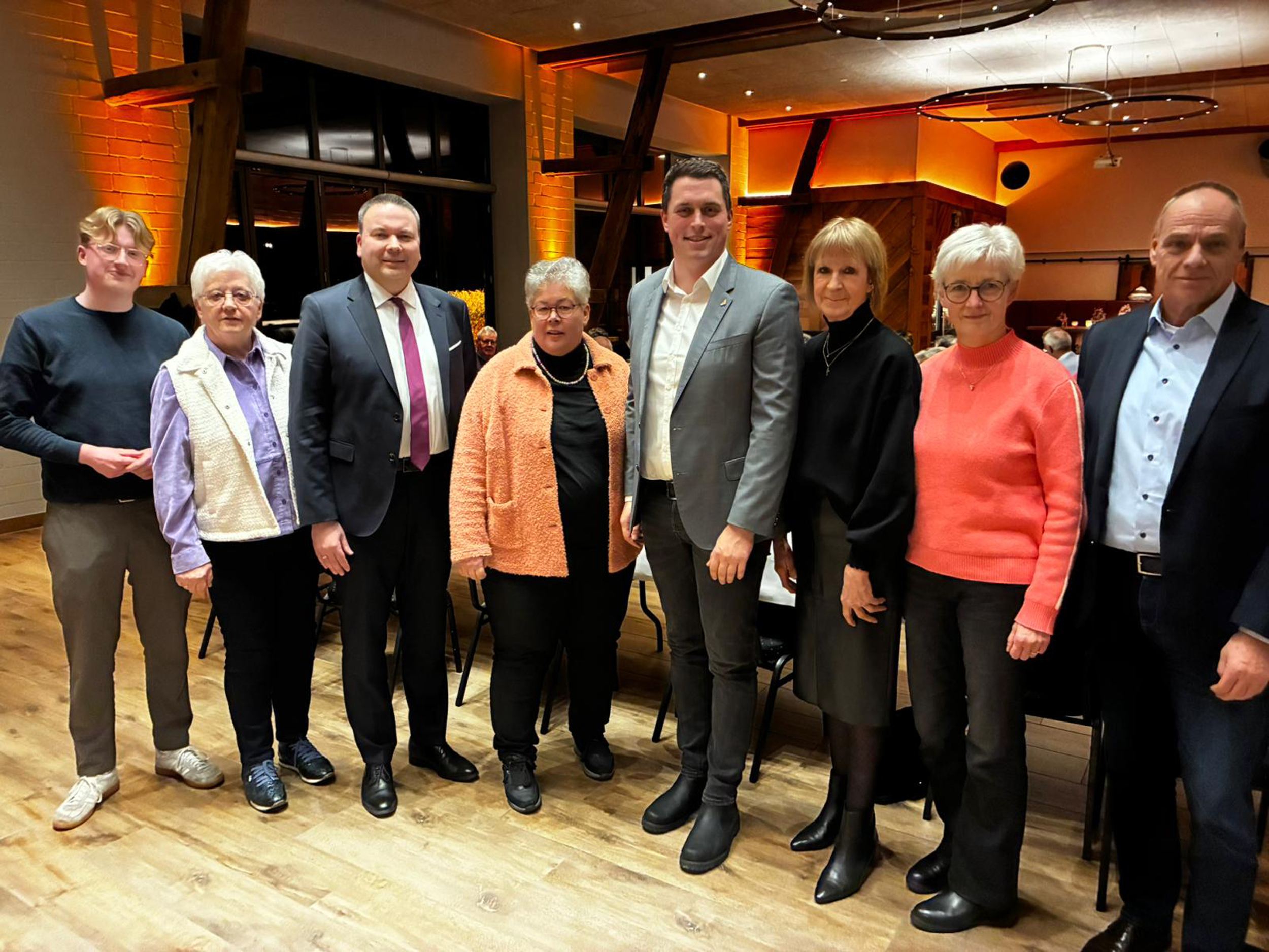 Bild: Maximilian Sandhowe (4 v.r.) freut sich �ber die Unterst�tzung seines Gemeindeverbandes